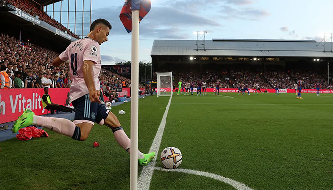 Phạt góc không kém gì các tiền đạo xuất sắc ở Premier League - 1