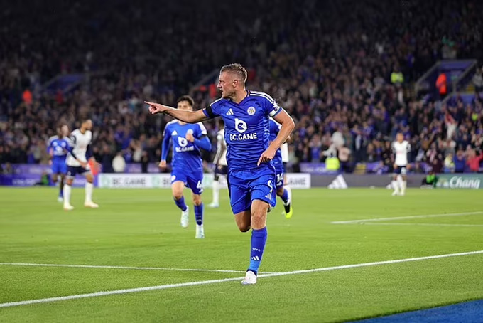 Vardy ở tuổi 37 vẫn tỏa sáng, châm chọc Tottenham một cách mạnh mẽ. - 1